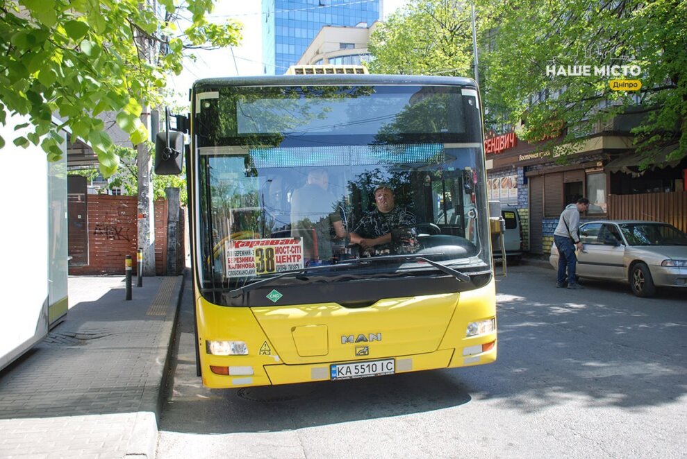 «Золота» каністра і тролейбус замість авто: як Дніпро адаптується до умов світової паливної кризи