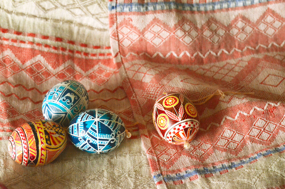 Що означають кольори й орнаменти писанок: символи, значення яких варто знати