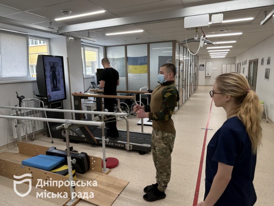 Пройшов 8 кілометрів під обстрілами із розірваним плечем: історія військового, який реабілітується у Дніпрі