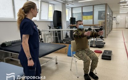 Пройшов 8 кілометрів під обстрілами із розірваним плечем: історія військового, який реабілітується у...