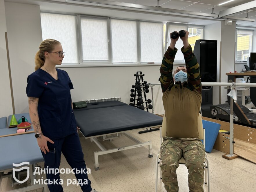 Пройшов 8 кілометрів під обстрілами із розірваним плечем: історія військового, який реабілітується у Дніпрі