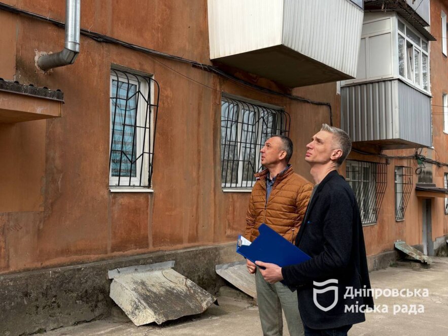 ОФІЦІЙНО                Відновлення після ворожого удару: у багатоквартирному будинку Дніпра відремонтували покрівлю