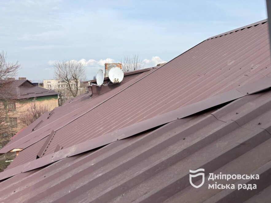 ОФІЦІЙНО                Відновлення після ворожого удару: у багатоквартирному будинку Дніпра відремонтували покрівлю