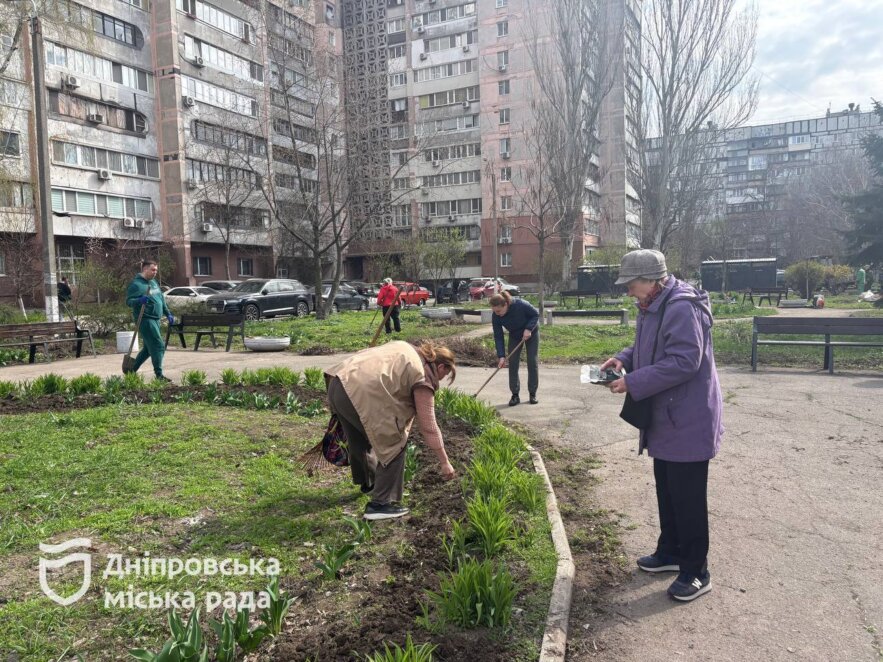 #Чистий_Дніпро та #Дніпро_квітучий: мешканці вул.  Новокримської об’єдналися заради чистоти і краси скверу Янгеля
