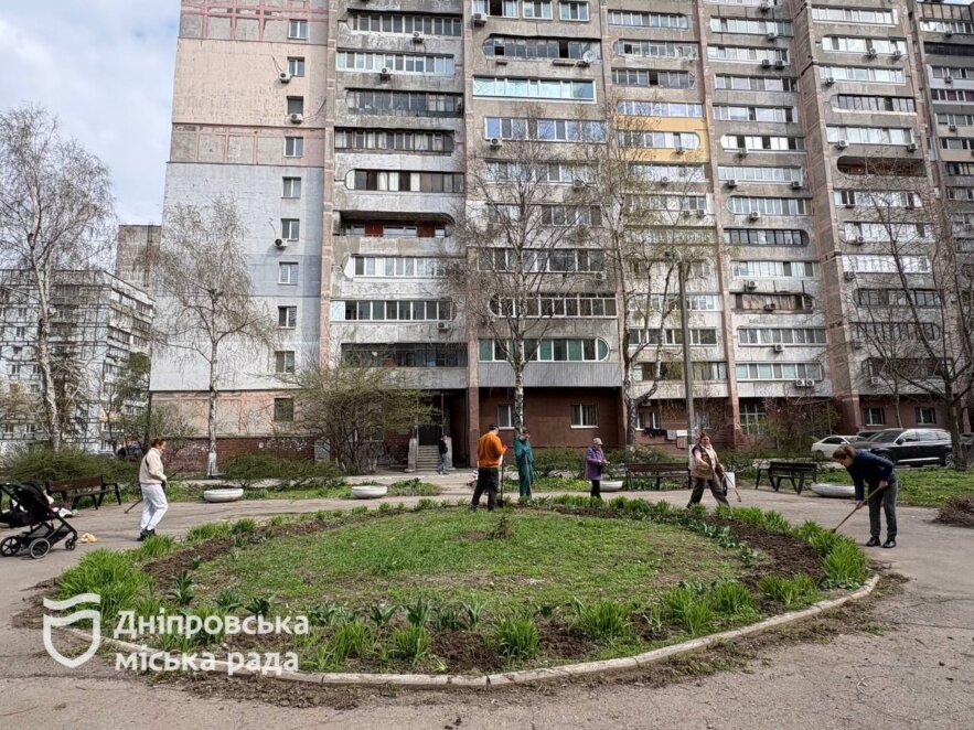 #Чистий_Дніпро та #Дніпро_квітучий: мешканці вул.  Новокримської об’єдналися заради чистоти і краси скверу Янгеля