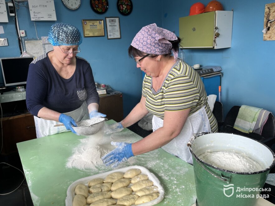 У Дніпрі працівниці КП «Теплоенерго» готують пиріжки для поранених військових