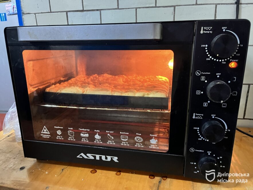 У Дніпрі працівниці КП «Теплоенерго» готують пиріжки для поранених військових