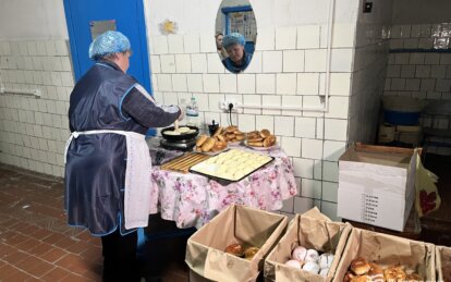В Днепре сотрудницы КП «Теплоэнерго» готовят пирожки для раненых военнослужащих