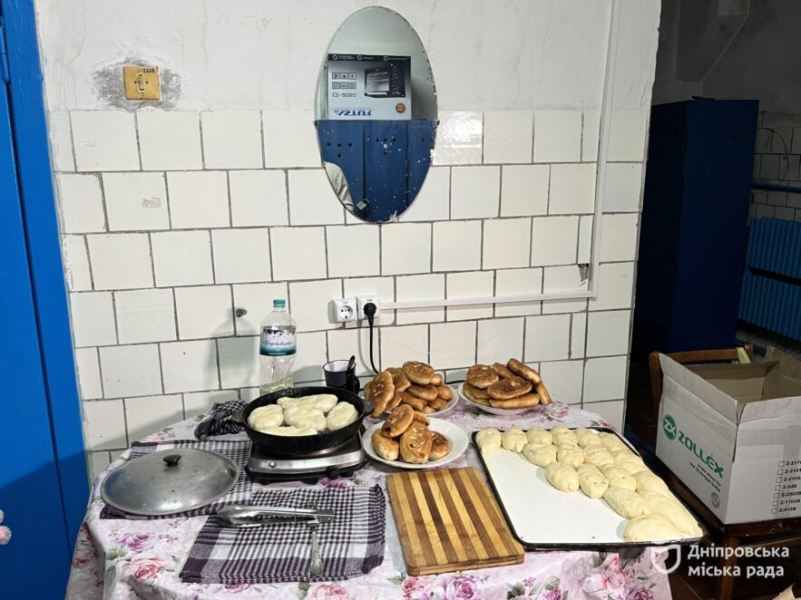 У Дніпрі працівниці КП «Теплоенерго» готують пиріжки для поранених військових