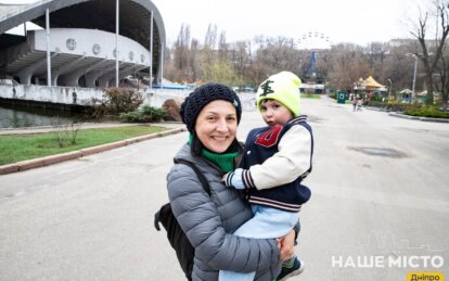 В детском парке 3-летний Руслан научился правильно кормить птиц