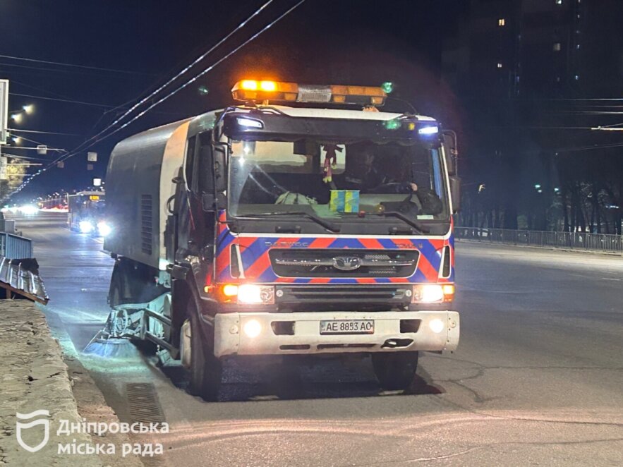 ОФІЦІЙНО                Поки місто спить: комунальники Дніпра щоночі виводять десятки машин на прибирання вулиць