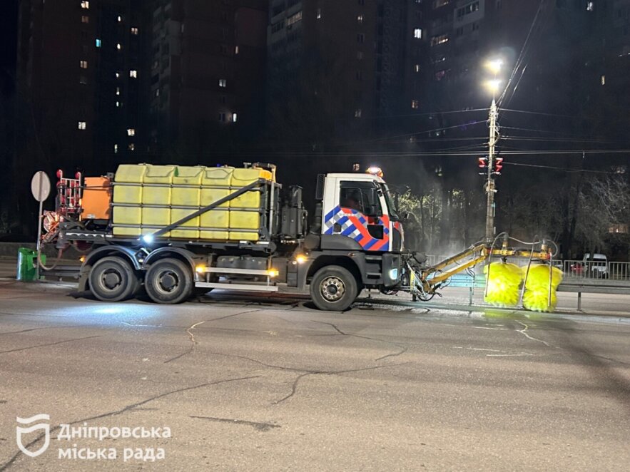 ОФІЦІЙНО                Поки місто спить: комунальники Дніпра щоночі виводять десятки машин на прибирання вулиць