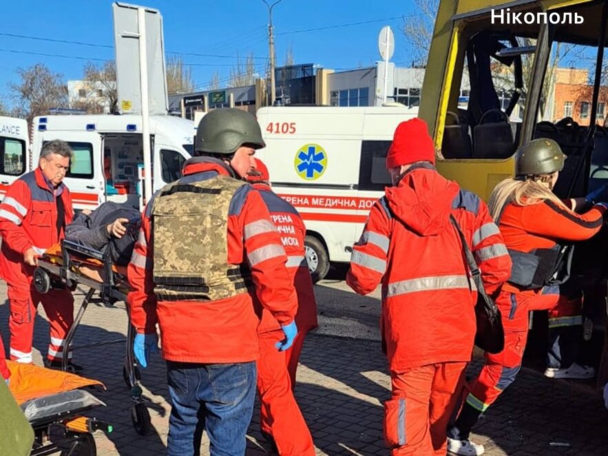 Вранці армія рф вдарила дроном по маршрутці в Нікополі: троє людей загинули, ще 12 отримали поранення