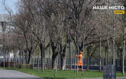 У Дніпрі на Набережній Перемоги тривають доглядові роботи на зелених зонах