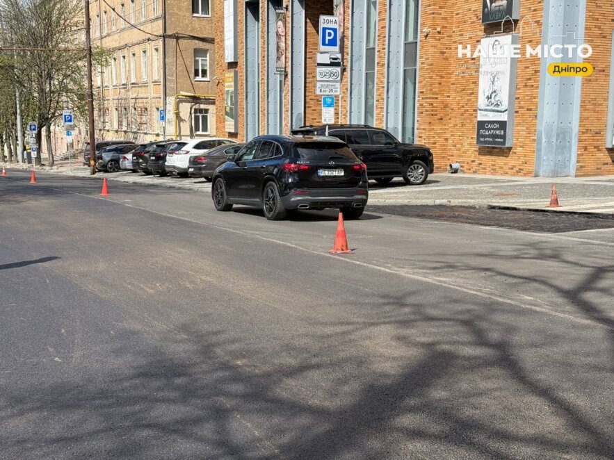 У центрі Дніпра вже відремонтували близько 1500 квадратних метрів дорожнього покриття