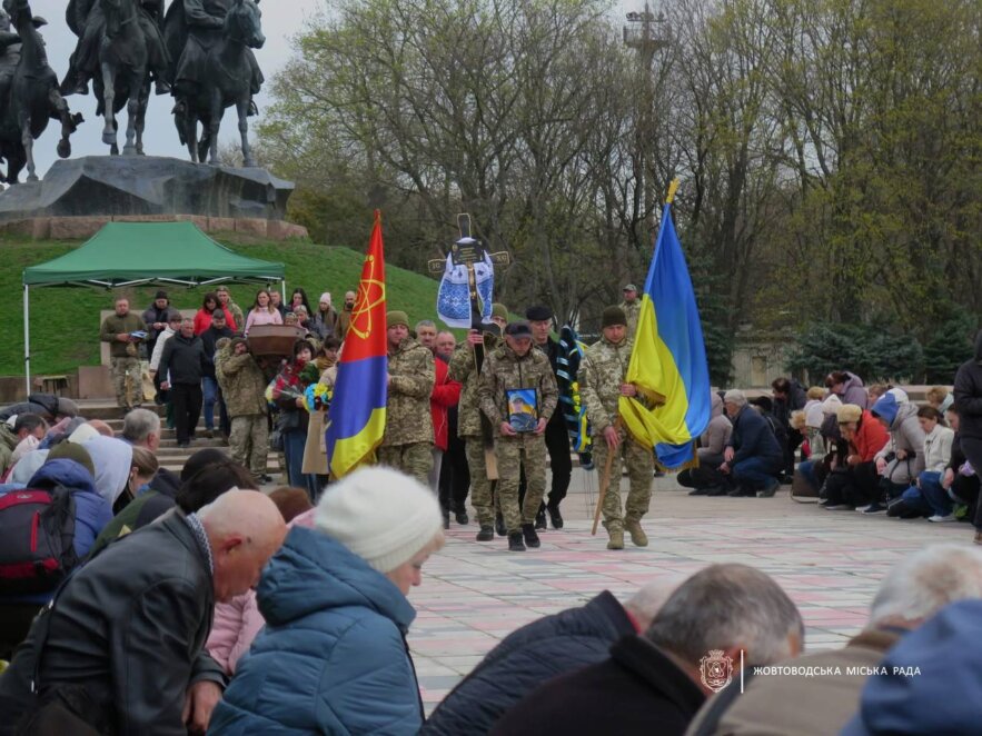 У Жовтих Водах попрощалися із загиблим захисником Олексієм Шаповаловим