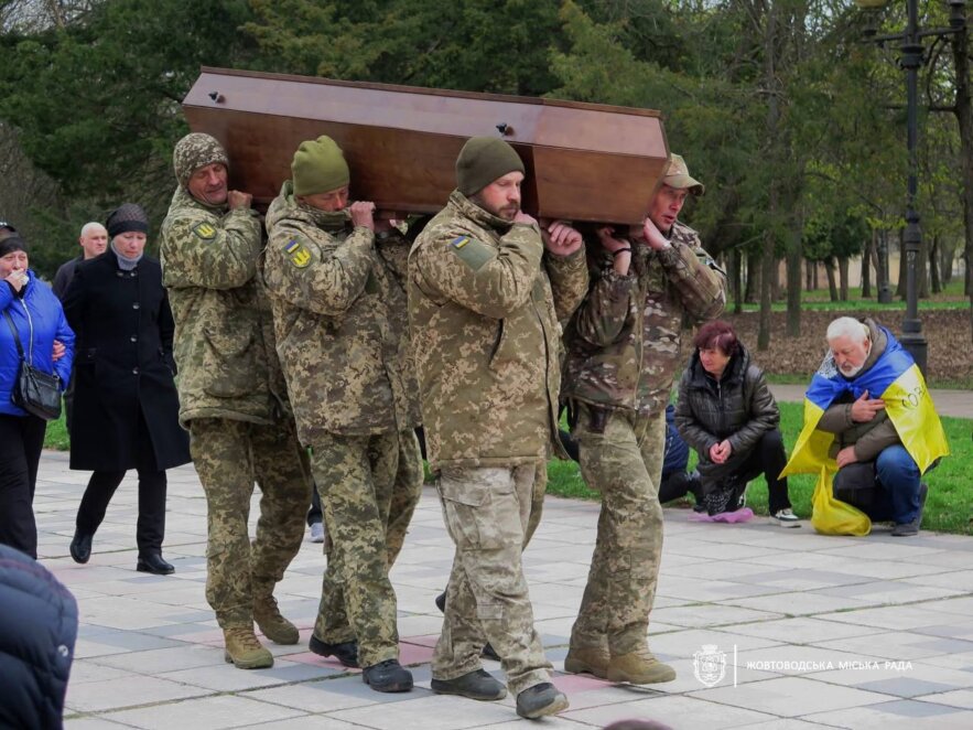 У Жовтих Водах попрощалися із загиблим захисником Олексієм Шаповаловим