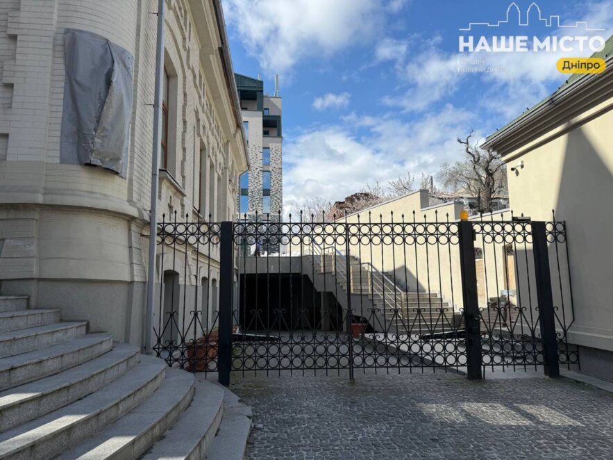 ЕКСКЛЮЗИВ
                                Вишуканий декор, готичні шпилі та 100 років таємниць: що ховає особняк у центрі Дніпра