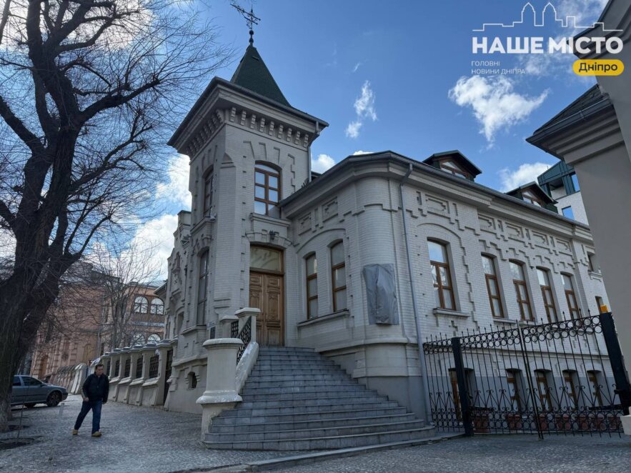 ЕКСКЛЮЗИВ
                                Вишуканий декор, готичні шпилі та 100 років таємниць: що ховає особняк у центрі Дніпра