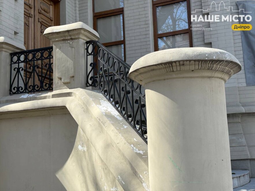 ЕКСКЛЮЗИВ
                                Вишуканий декор, готичні шпилі та 100 років таємниць: що ховає особняк у центрі Дніпра