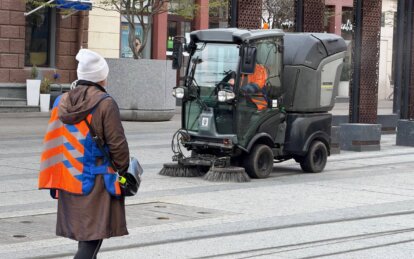 У Дніпрі розгорнули масштабне весняне прибирання вулиць і тротуарів