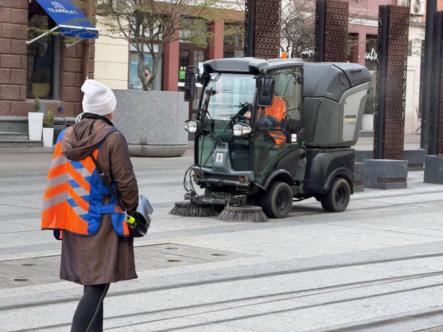 У Дніпрі розгорнули масштабне весняне прибирання вулиць і тротуарів