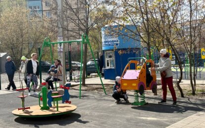 В Днепре обновили детскую площадку в сквере «Семейный» на жилмассиве Парус