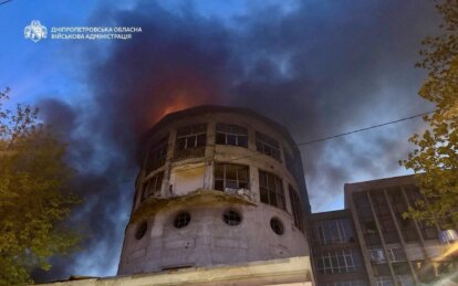 Внаслідок нічної атаки у центрі Дніпра горить адміністративна будівля