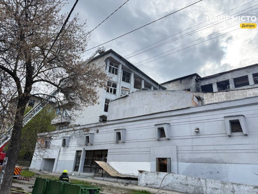 ЕКСКЛЮЗИВ
                                У Дніпрі студентська молодь допомагає прибирати уламки в пошкодженій внаслідок атаки будівельній академії