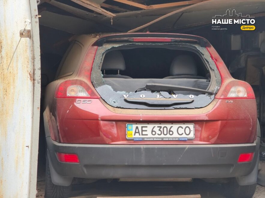 ЕКСКЛЮЗИВ
                                Розтрощені гаражі та знищений транспорт: у Дніпрі внаслідок атаки пошкоджено десятки автівок