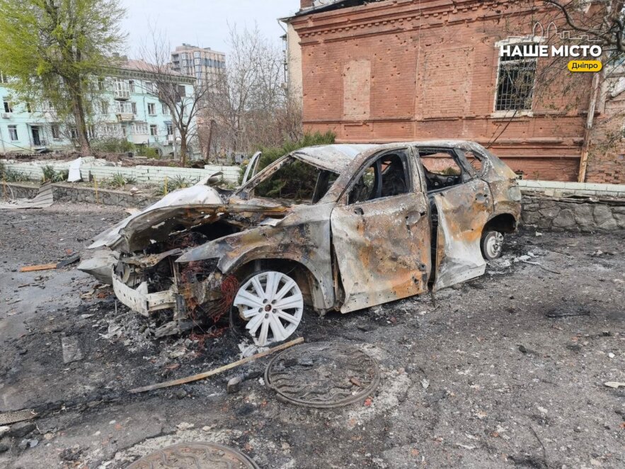 ЕКСКЛЮЗИВ
                                Розтрощені гаражі та знищений транспорт: у Дніпрі внаслідок атаки пошкоджено десятки автівок