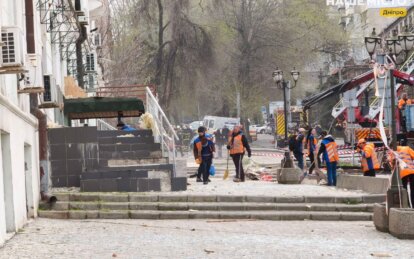 У Дніпрі у щільну міську забудову влучило дві ракети: комунальники ліквідовують наслідки атак