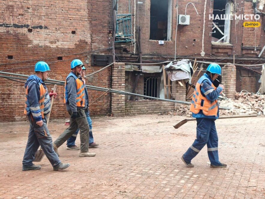 У Дніпрі у щільну міську забудову влучило дві ракети: комунальники ліквідовують наслідки атак