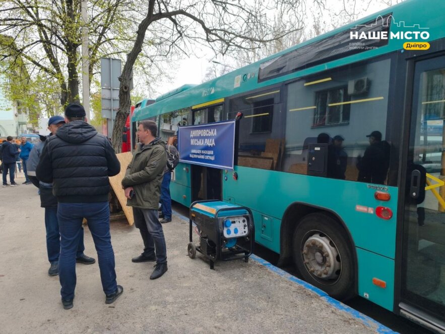Поки місто вчергове здригається від вибухів, міський голова Дніпра Борис Філатов розповів про особливий автобус-штаб, з якого місто продовжує керувати ліквідацією наслідків «прильотів», пише «Наше місто». «Відверто кажучи, я ніколи не думав, що повномасштабна війна та п@ц@ки змусять мене керувати містом також і з пересувного кабінету», — зазначив мер. Автобус-штаб був переобладнаний для оперативних нарад усіх служб, які задіяні в ліквідації наслідків ворожих ударів. Крім того, він слугує місцем, де містяни в ці важкі моменти можуть перепочити, підзарядити гаджети чи випити кави. «Такий собі острівець спокою, аби трохи оговтатися від пережитого», — описав Філатов. Ідея створення такого пересувного кабінету з’явилася цієї зими, коли місто наводило лад після удару по багатоповерхівці на Запорізькому шосе. Автобус під’єднується до генератора, має безперебійне живлення, інтернет, мінікухню, місця для роботи з документами та відпочинку. Для профільних фахівців передбачені рації альтернативного зв’язку, необхідне обладнання та захисна уніформа. Міський голова звернувся до дніпрян: якщо на місці атаки ви бачите цей автобус, будь ласка, не соромтеся — заходьте та користуйтеся всім необхідним (звичайно, якщо в цей момент там не проводиться оперативна нарада). Раніше ми писали, що 5 людей перебувають у важкому стані. У поранених діагностовано черепно-мозкові травми, осколкові ураження та акубаротравми. Усім надається необхідна медична допомога. У Дніпрі внаслідок атаки виникла пожежа у середмісті. Раніше ми писали: Ворожа атака на Київ 16 квітня: загинуло 5 людей, понад 20 постраждалих. Читайте також: Мешканці в паніці вибігали з квартир: безпілотник влучив у житловий будинок у Дніпрі. Фото: Валерій Кравченко.