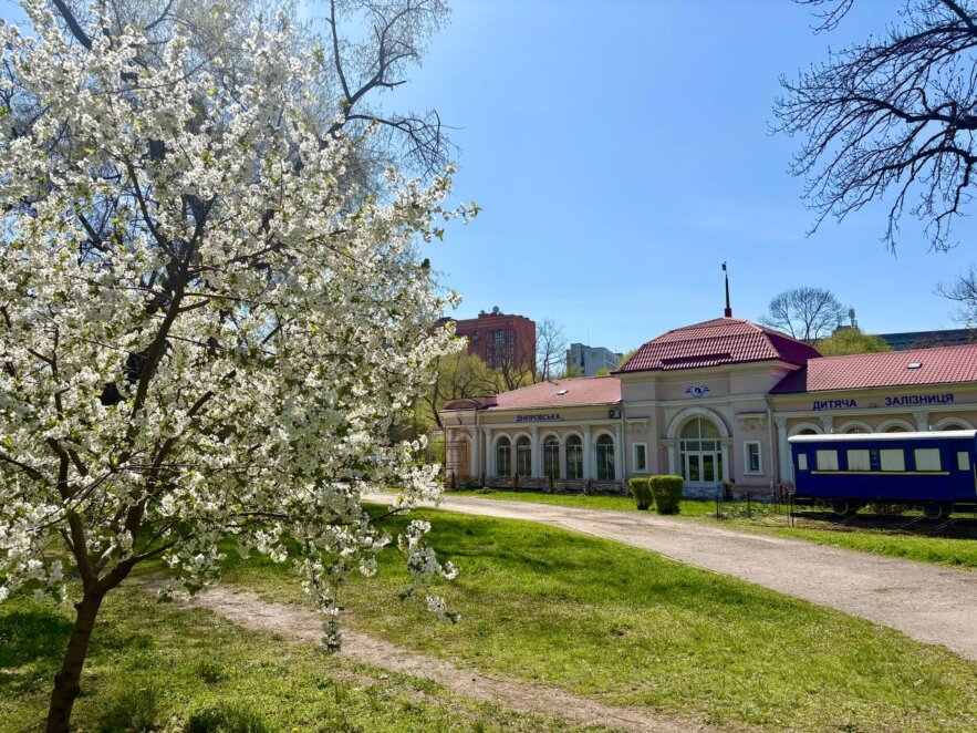 Квітневий Дніпро: парк Глоби зустрічає весну тюльпанами та цвітом сакури