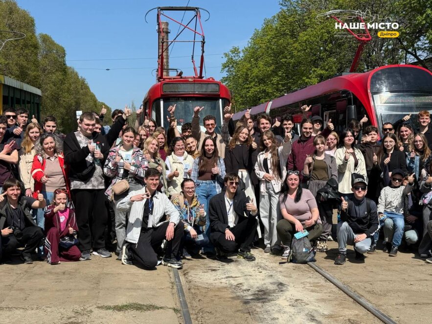 ОФІЦІЙНО                Панорамний трамвай і залаштунки транспорту: у Дніпрі провели унікальну екскурсію