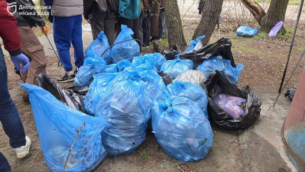 ОФІЦІЙНО                Чистий_Дніпро: понад 300 кг сміття зібрали на Січеславській Набережній під час екологічної толоки