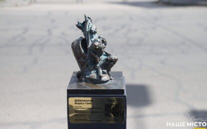 В Днепре открыли мини-скульптуру, посвященную днепровскому «Форресту Гампу»