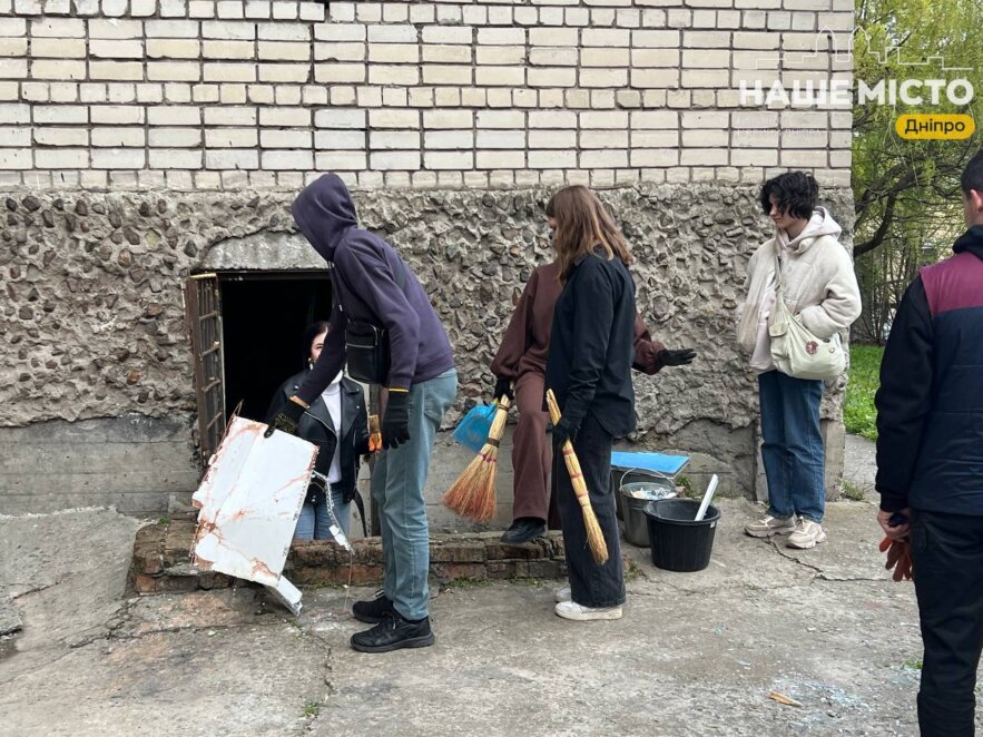 ЕКСКЛЮЗИВ
                                Важливо не лишатися в стороні: студенти Дніпра разом прибирають наслідки атаки у гуртожитку