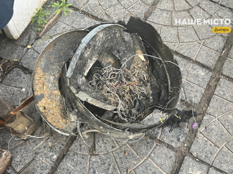 ЕКСКЛЮЗИВ
                                Дрон впав на будинок у Дніпрі: жінка разом з сусідами врятувала дім від знищення
