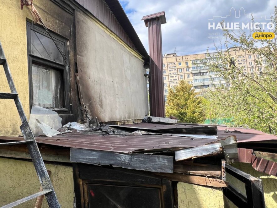 ЕКСКЛЮЗИВ
                                Дрон впав на будинок у Дніпрі: жінка разом з сусідами врятувала дім від знищення