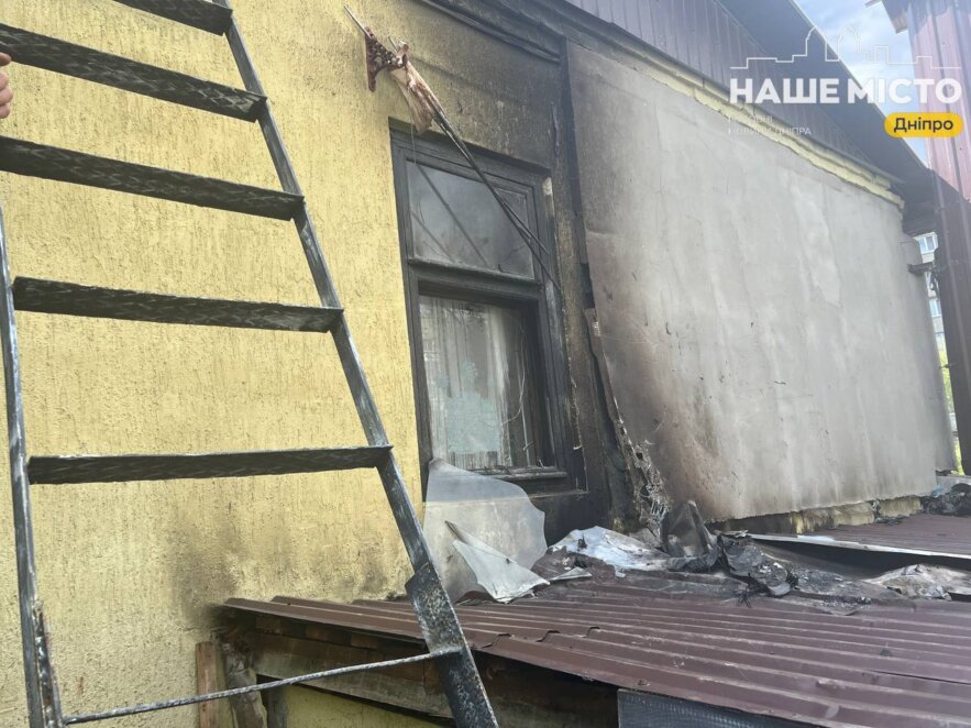 ЕКСКЛЮЗИВ
                                Дрон впав на будинок у Дніпрі: жінка разом з сусідами врятувала дім від знищення