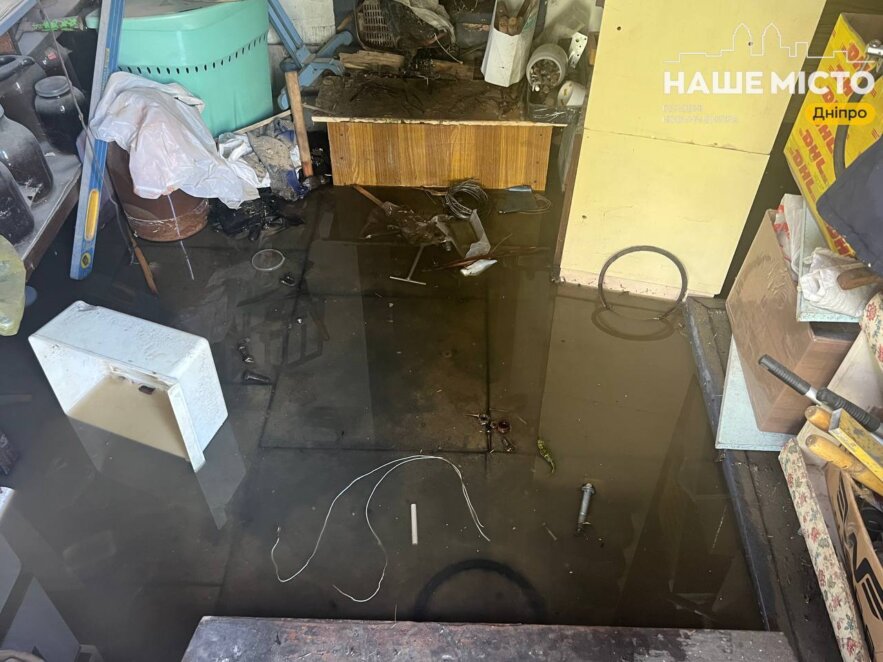 ЕКСКЛЮЗИВ
                                Дрон впав на будинок у Дніпрі: жінка разом з сусідами врятувала дім від знищення