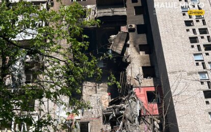 Рятувальники вручну розбирають завали у Дніпрі: під уламками може бути людина