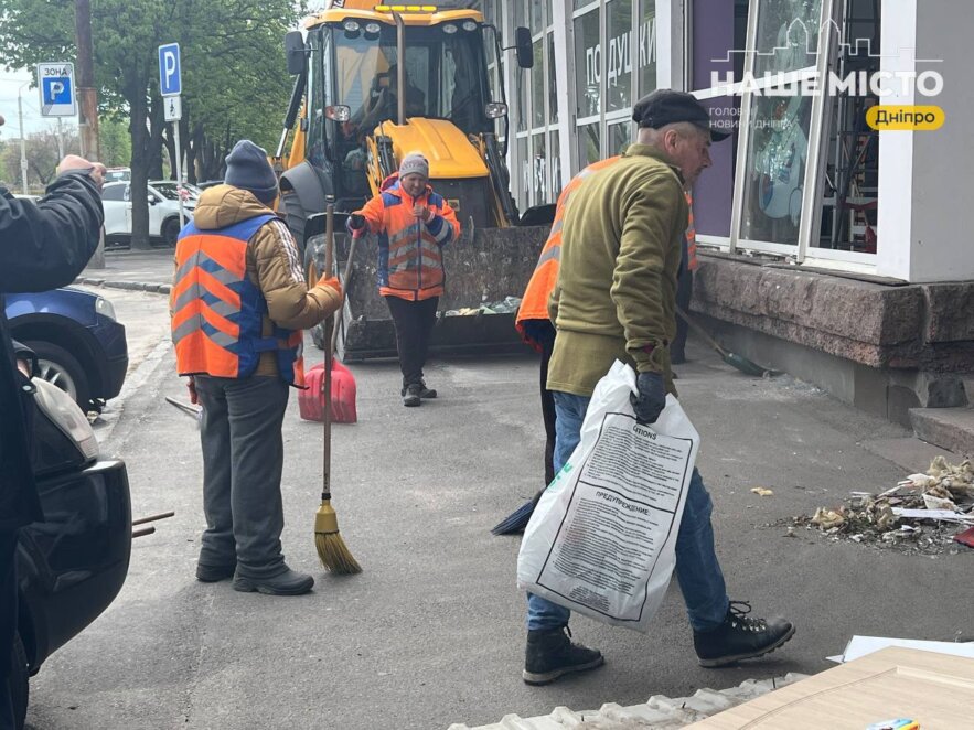 ЕКСКЛЮЗИВ
                                Зруйновані магазини, вибиті вікна, згорілі авто: що відбувається на місці ще одного прильоту шахеда у Дніпрі