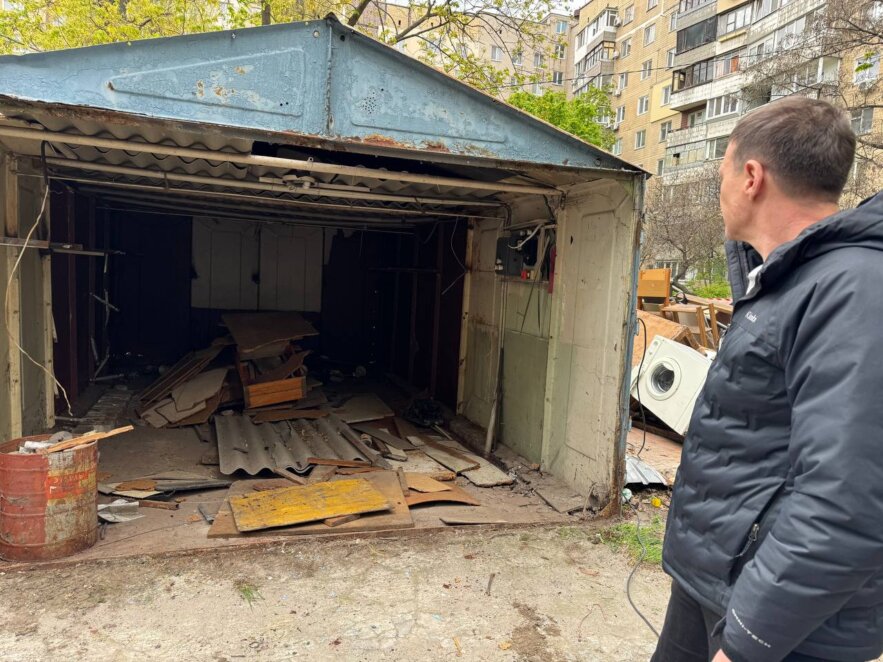 ОФІЦІЙНО                Очищення дворів від небезпечних споруд: у Дніпрі демонтують незаконні гаражі