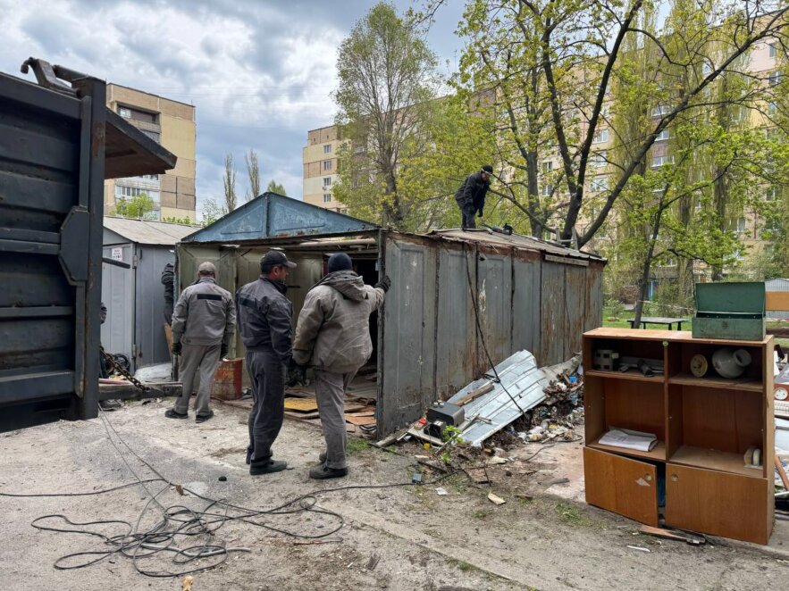 ОФІЦІЙНО                Очищення дворів від небезпечних споруд: у Дніпрі демонтують незаконні гаражі