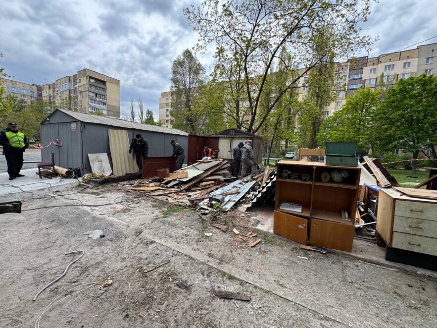 ОФІЦІЙНО                Очищення дворів від небезпечних споруд: у Дніпрі демонтують незаконні гаражі