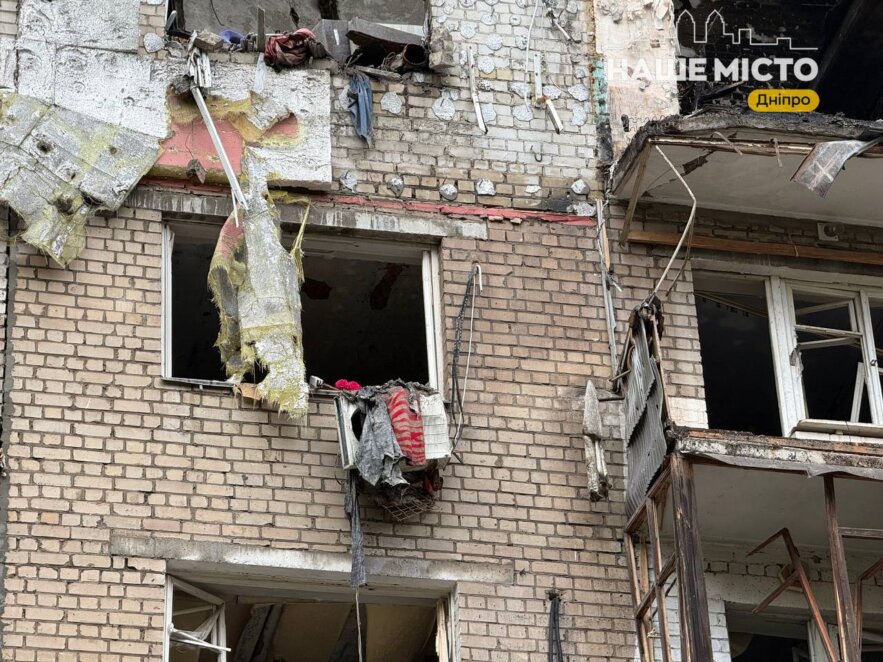 ЕКСКЛЮЗИВ
                                Вибух був такої сили, що під’їзд пробило наскрізь: як Дніпро оговтується від масованої атаки 23 квітня