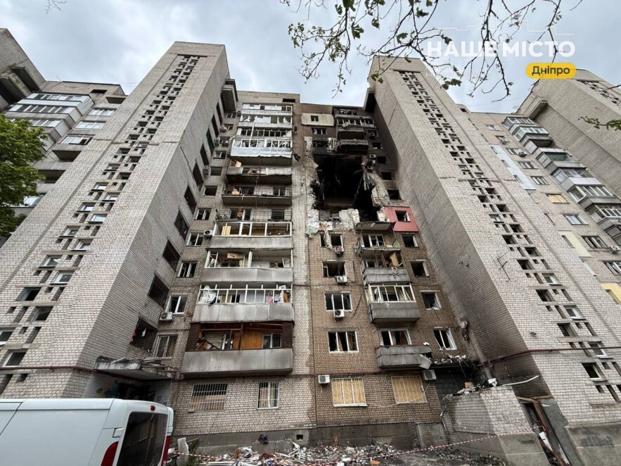 ЕКСКЛЮЗИВ
                                Вибух був такої сили, що під’їзд пробило наскрізь: як Дніпро оговтується від масованої атаки 23 квітня